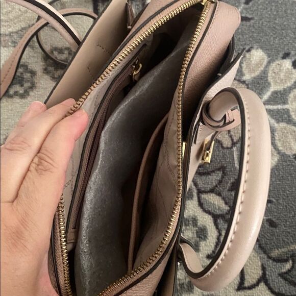 Michael Kors Mercer bag

Michael Kors Blush Pink Satchel with Gold Details - Picture 7 of 11